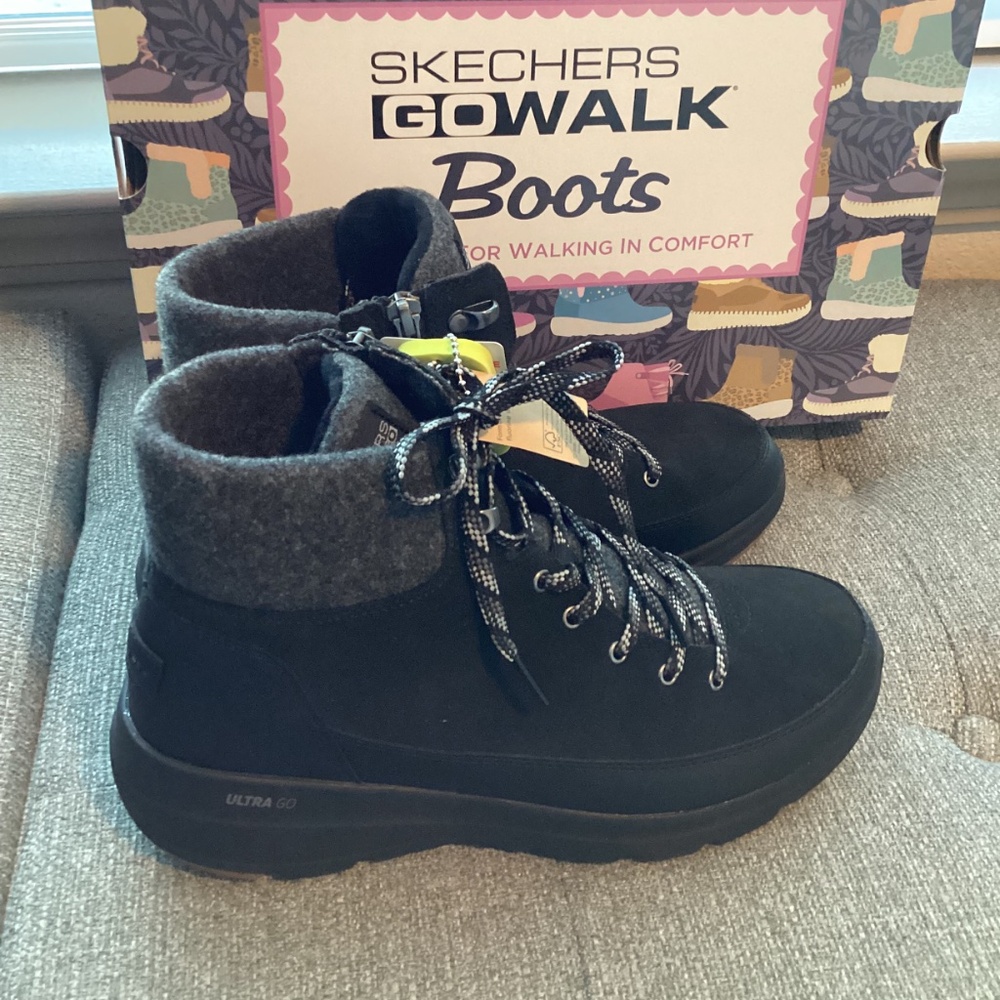 Skechers Women's on the GO Glacial Ultra - Tahoe Boots, size 9.5